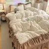 Colcha Estilo Coreano Encaje Terciopelo de Leche Grado A Juego de Cuatro Piezas Invierno Flores Pequeñas Estilo Princesa Terciopelo de Bebé Juego de Tres Piezas para Dormitorio