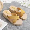 Estilo nacional nuevo color liso plataforma gruesa pantuflas para mujer casual cruzadas con moda color caramelo pantuflas para dama venta al por mayor