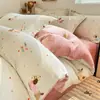 Novo conjunto de cama de quatro peças de 2026, qualidade A, seguro para bebês, forrado com fleece, espessado, de veludo de leite e macio, quente, com uma estampa fresca e leve para uso doméstico