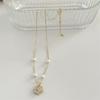 Collar de cadena de cobre chapado en oro con diseño de nicho chino para mujer, con camelia pequeña blanca, chapado en oro y luz de lujo.
