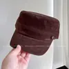 Gorra militar minimalista Melard de visera plana para mujer, gorra de béisbol cálida para otoño e invierno con pequeña insignia metálica, gorra versátil de equitación para usar en casa