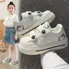 Zapatos Blancos Gruesos de Velcro de Dibujos Animados 2026 Nueva Temporada Primavera y Otoño Zapatos de Plataforma para Niñas Mocasines Versátiles Zapatillas Casuales de Moda
