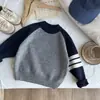Suéter Infantil Bloque de Color con Forro de Felpa, Engrosado para Niños y Niñas, Tejido de Punto Estilo Coreano Otoño e Invierno, Top Holgado Elegante