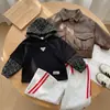 Otoño 2026 Nuevo Estilo Coreano Chaqueta de Cuero Marrón para Niños con Capucha Estampado de Leopardo Pantalones Deportivos con Rayas Rojas