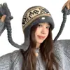 Nuevo Gorro de Punto Versátil Estilo Étnico Otoño e Invierno 2025 para Mujer, Resistente al Frío, Cálido, Protector de Orejas, Cubre-Cabeza, Gorro Lei Feng, Moderno