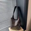 Bolsa Tendência com Rebites para Mulheres, Novo Estilo 2026, Bolsa de Ombro Versátil e Fashion, Bolsa Saco Super Popular