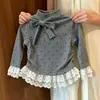 Camiseta blanca de lunares estilo coreano con cuello semi-alto para mujer, primavera y otoño, con corbatín, ribete de encaje, top interior de moda
