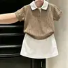 Conjunto de verano 2026 para niñas estilo coreano: top fino de punto con bloques de color en estilo vintage y cuello polo de manga corta, y falda blanca para niñas