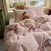 Juego de ropa de cama de cuatro piezas para maternidad e infancia Clase A, sábana de algodón lavado imitación algodón antibacteriana, funda de edredón, sábana bajera, juego de tres-cuatro piezas para dormitorio individual de estudiante