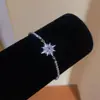 Pulsera de flor de la suerte de circón súper brillante europea y americana, nicho de lujo ligero de alta gama, accesorio de mano versátil y elegante para mujer
