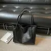 Bolsa tecida de grande capacidade na moda, novo modelo 2026 para trabalho, bolsa de ombro tote casual e moderna, cor sólida