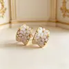 Pendientes Dorados de Lujo Suaves Color Blanco Leche Yanbai con Acabado de Alta Gama, Pendientes de Botón Florales Tallados en Esmalte para Mujer, Clips para Orejas Retro Franceses, Accesorios para Orejas