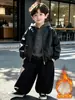 2407 Conjunto de Roupas de Inverno para Meninos 2026 Novo Lindo Elegante Jaqueta de Couro Espessa Forrada com Lã Infantil Roupa Externa Conjunto de Três Peças Tendência de Inverno