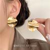 Exquisitos pendientes redondos de metal plisado francés para mujer, de alta gama, estilo simple y frío, con explosiones de comercio exterior, elegantes y modernos.