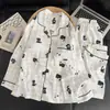 Pijama bordado de perro con rayas verticales color amarillo crema y capucha para mujer, algodón nube, corte holgado, talla grande, cuello de solapa, manga larga y pantalón largo