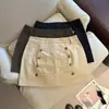 Foto real de la nueva colección de principios de otoño 2026: Falda midi de estilo retro con botones para mujer, con silueta en A, tejido de algodón con acabado lavado y diseñada para prevenir accidentes de vestuario