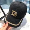 Boné de Pelúcia com Strass Letra D Feminino Quente Versátil Elegante Boné Elegante Coreano Outono e Inverno Boné de Beisebol de Veludo
