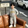 Conjunto de Moletom com Capuz e Estampa de Letras para Crianças Primavera e Outono Meninos e Meninas Casual Manga Longa Calça de Moletom Conjunto de Duas Peças Roupas para Bebês e Crianças Em Estoque