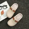 Pantuflas de algodón para mujer para el invierno 2026, con suela gruesa, diseño antideslizante, material impermeable, tacto cómodo, propiedades antibacterianas, plantilla suave y acolchada, y construcción de algodón silenciosa y cálida.