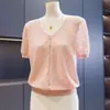 Camiseta de punto de seda helada con cuello en V y manga corta para mujeres de mediana edad, top de verano con cuentas, blusa fina nueva para mujeres de mediana edad y mayores