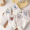 Meias pretas e brancas femininas estilo coreano listradas de cano médio outono e inverno celebridade da internet ins letras da moda meias de cano médio versáteis moda feminina