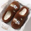 Pantufas de Algodão Desenho de Vaca Fofa para Mulheres, Outono/Inverno, Sola Grossa, Sensação Macia, Pantufas Fechadas de Pelúcia, Antiderrapantes, Pós-parto, Pantufas de Algodão para Casal