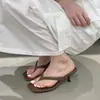 Sandalias de verano para mujer estilo francés para exteriores con tacones finos, chanclas de dedo, sandalias de tacón alto kitten heel cuadradas exquisitas en color marrón