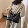 Bolsos de hombro para mujer, otoño e invierno 2025, estilo retro europeo y americano, de gran capacidad, cruzados, fáciles de combinar.