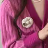 Broche de Flor de Camelia Estilo Tweed, Broche Elegante de Lujo de Alta Gama para Mujer, Ramillete de Lujo Accesible para Conjunto de Suéter, Accesorios de Otoño e Invierno