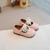 Sapatos de Couro Prata Estilo Coreano para Meninas Outono 2025 Novos Sola Macia Versáteis para Bebês e Crianças Pequenas Sapatos de Princesa para os Primeiros Passos Sapatos Individuais da Moda