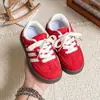 Zapatillas de Entrenamiento Alemanas Rojas Estilo Retro para Niñas, Modelo Nuevo Primavera/Verano 2026, Versión Estudiante, Ligeras, Versátiles, con Correas de Velcro