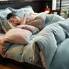 Estilo Lujo Ligero Invierno Color Sólido Leche Polar Cálido Juego de Cama de Cuatro Piezas Funda de Edredón de Franela Doble Cara Sábana Ajustable Ropa de Cama Más Juego de Polar