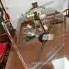 Máquina de Publicidad Holográfica 3D 42cm Material Acrílico Proyector Todo en Uno Cubierta Cuadrada Transparente a Prueba de Polvo Táctil