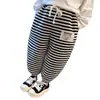 Calça de Moletom Listrada Versátil Estilo Primavera/Outono para Meninas Bebês Calças Casuais Largas para Meninos Calças Esportivas Calças Infantis Venda por Atacado Estilo Coreano