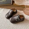 Sapatos Pequenos de Couro Vazados para Meninas 2026 Nova Coleção Primavera/Outono Sapatos Mary Jane Confortáveis de Solado Macio para Crianças de Média e Mais Velhas