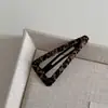 Presilha de cabelo de tecido com estampa de leopardo, um acessório estiloso e chique para mulheres, perfeita para o uso diário, com um design de franja lateral, e uma presilha de cabelo versátil que pode ser usada de várias maneiras. Novo estilo