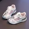 Zapatillas para niñas 2026 nuevas de malla transpirable suela blanda antideslizantes con velcro Hello Kitty lindas rosas versátiles ligeras