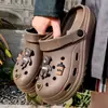 Clogs de enfermeiro respiráveis de novo estilo, modernos, fofos, leves para uso externo no verão 2026, sandálias de exterior
