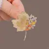 [Una Hoja Conoce el Otoño] Broche de Hoja de Arce con Diamantes Brillantes de Nuevo Diseño, Personalizado, Exquisito y Versátil, Broche de Estilo Literario Creativo