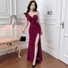 Vestido de noche largo negro de un solo hombro con volantes y abertura alta calada, de corte ajustado y que realza la figura para cenas de mujer.