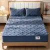 Sábana bajera acolchada y engrosada de lana de cordero con diseño antideslizante, colcha de cobertura total, protector de colchón cálido, sábana y juego de ropa de cama (conjunto de tres piezas)