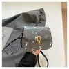 Bolsa Pequena Quadrada de Mão com Pérolas Casual e Fashion para Mulheres 2025 Verão Moderna Nova Corrente de Renda Ombro Único Transversal Bolsa Pequena Quadrada