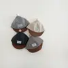 Boné Simples com Logo de Letra Listrada para Bebê Chapéu de Outono à Prova de Vento para Meninos e Meninas Boné Quente