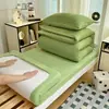 Juego de ropa de cama de cuatro piezas estilo Ins con rayas simples y gasa abullonada para dormitorios estudiantiles, incluye sábana bajera, funda de edredón y sábana de cama, disponible al por mayor