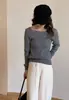 Suéter Vermelho Macio e Aconchegante de Ombro a Ombro com Design que Valoriza a Clavícula, Tricô de Natal Feminino para Outono, Adequado para Usar por Cima ou por Baixo, em um Estilo Relaxado