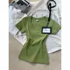 Camiseta Verde Matcha Elegante Estilo Hong Kong con Cuello en V y Manga Corta para Mujer, Nuevo Top Corto Ajustado Verano 2026