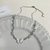 Collar de mariposa de concha blanca brillante vintage francés, diseño de nicho, cadena ligera de lujo para la clavícula, gargantilla elegante y sofisticada