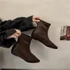 Botas Chelsea de Cano Curto Bico Fino para o Dia a Dia Moda Outono/Inverno 2026 Botas da Moda com Salto Grosso Aumenta a Altura Emagrecimento Botas Nude para o Tornozelo
