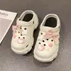 Acessórios DIY Urso de Diamante Sapatos de Caverna Fofos Sandálias de Solado Grosso Sandálias de Verão Femininas para Usar de Duas Maneiras com Sensação de Cocô