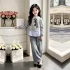 Nueva colección de primavera y otoño: Sudadera de manga larga con patchwork a rayas y un elegante diseño de inspiración coreana, combinada con pantalones vaqueros retro - un conjunto de dos piezas para niñas